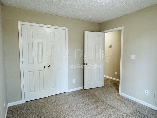 Building Photo - 4025 Oak Shadow Ln