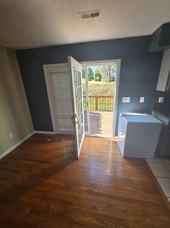 Building Photo - Spacious 2-Bedroom Condo in Johnson City