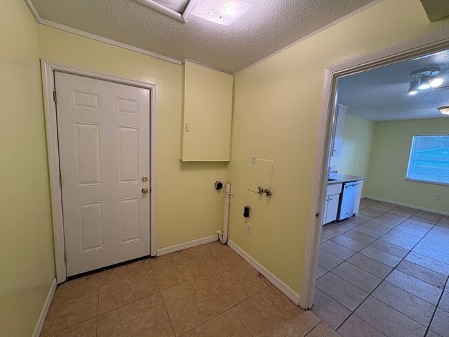 Building Photo - For Rent: 4-Bedroom Home in Lakeland