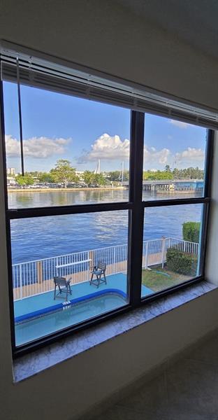 Building Photo - 105 S Riverside Dr
