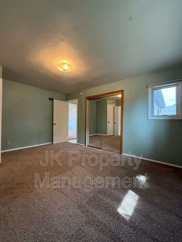 Building Photo - 806 Forest Ave