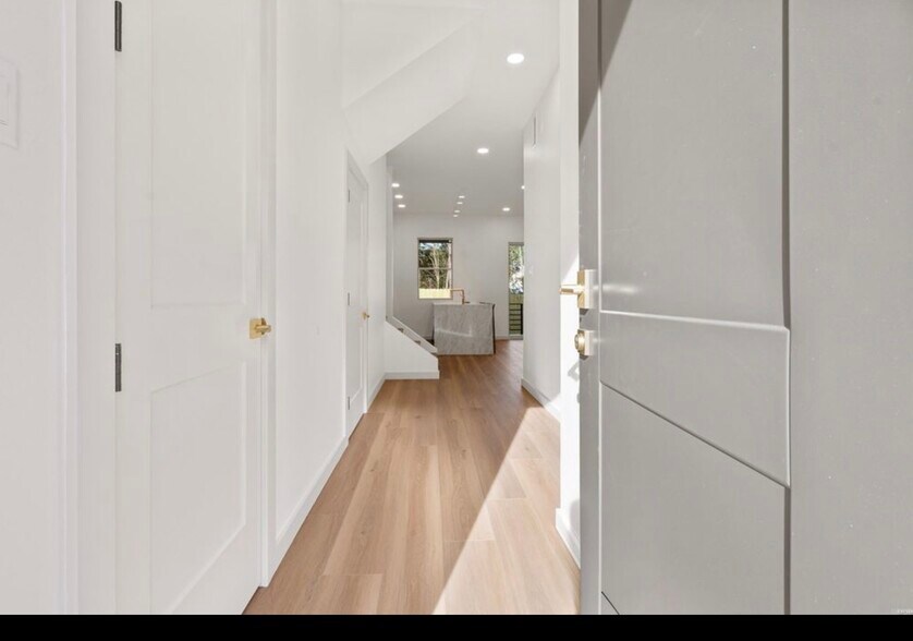 Building Photo - 137 Lakepointe Cove