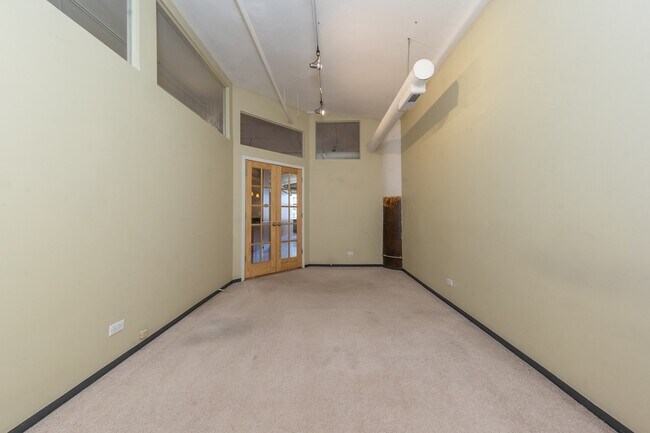 Building Photo - 801 S Wells St