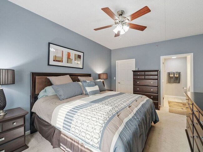 Building Photo - Bright & Spacious 2BR/2BA Condo with Cover...