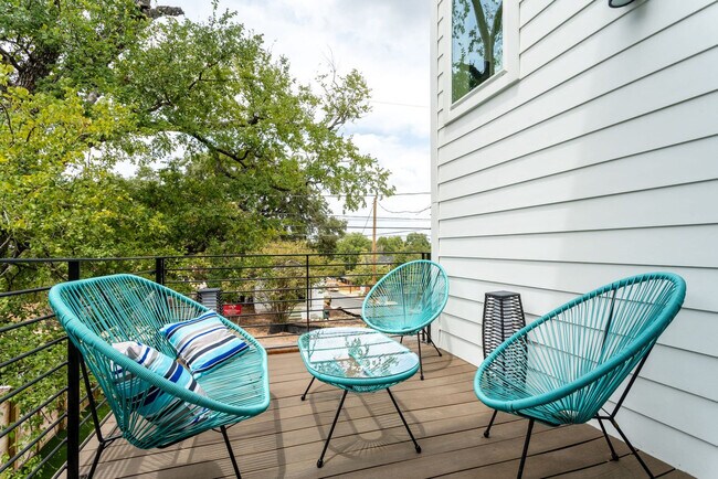 Building Photo - 2415 E 10th St