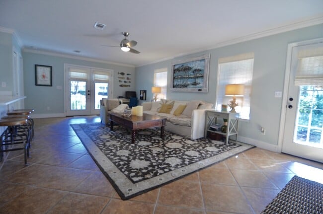 Building Photo - 427 Seacrest Dr