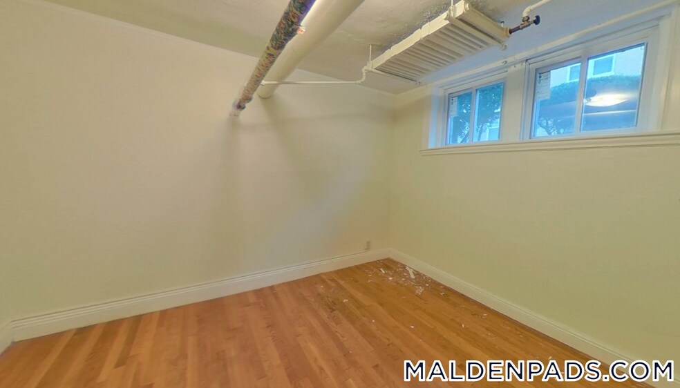 Building Photo - 94 Maple St