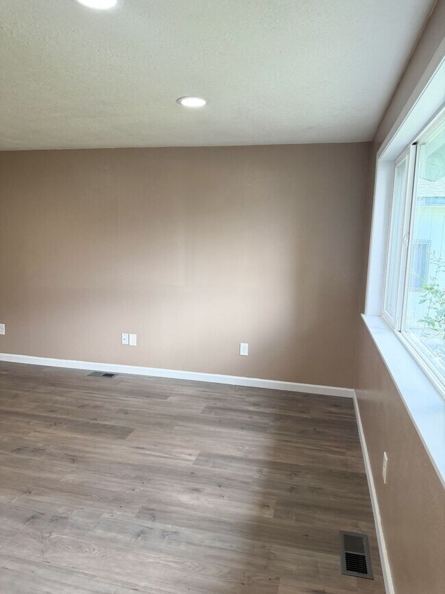 Building Photo - 3 Bedroom, 2 Bath House