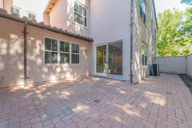 Building Photo - 3BD/2.5BA/2Garage Two Story upgraded End Unit Condo Woodbury Irvine $4800