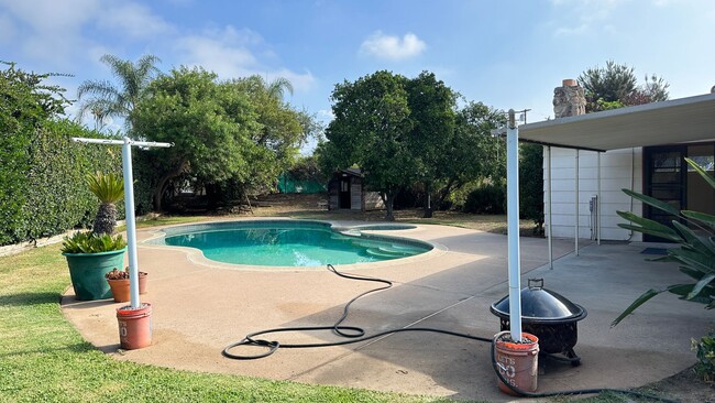 Building Photo - 4 bedroom in Escondido with backyard w poo...