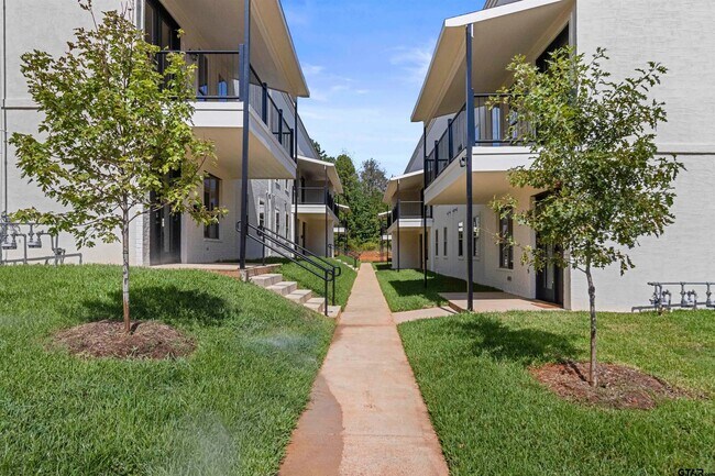 Building Photo - Centennial Parkway Townhomes
