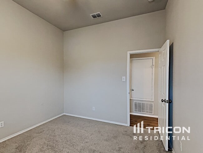 Building Photo - 509 Niagara Falls Dr