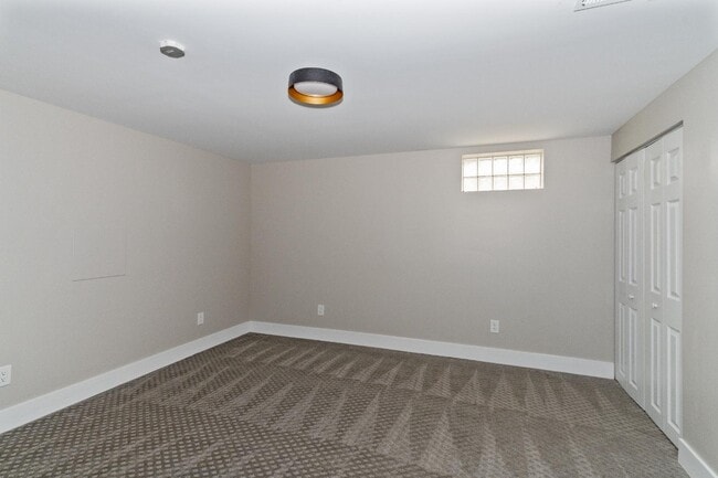 Building Photo - 2180 Glenoro Dr