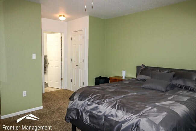 Building Photo - Cozy 3 Bedroom Duplex on the South Side of...