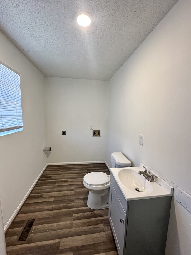 Building Photo - 903 Rose Ave