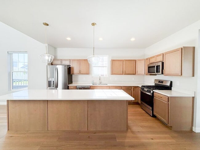 Building Photo - Bright - Open Floor Plan - Steps away from...
