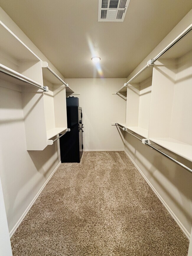 Building Photo - 465 Maple Dr