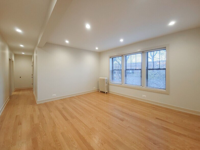 Building Photo - 4956 N Oakley Ave