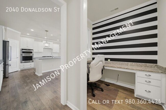 Building Photo - 2040 Donaldson St