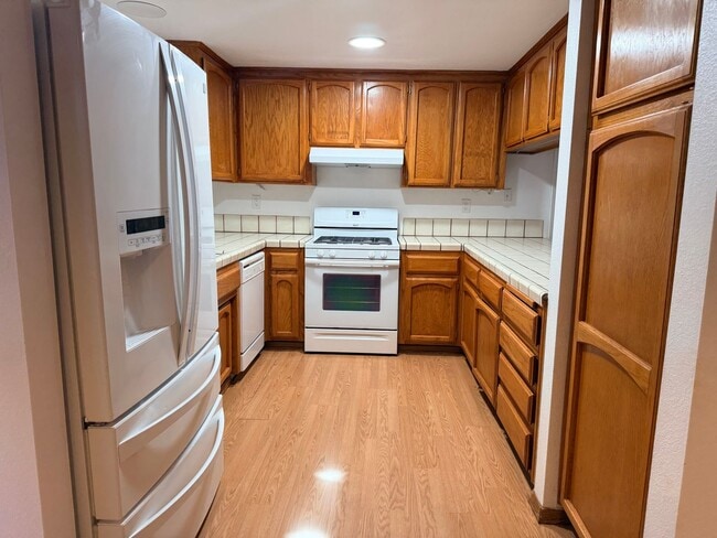 Building Photo - 3+2 with garage