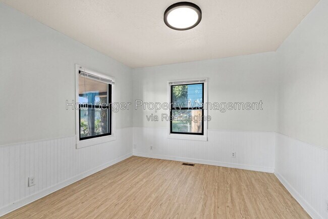 Building Photo - 1327 E Walton Ave