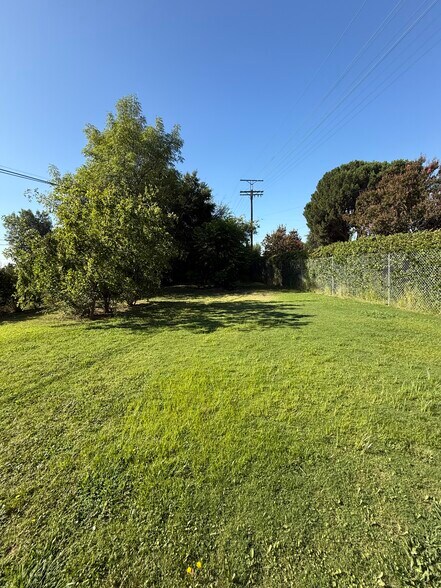 Building Photo - 9520 Hayvenhurst Ave