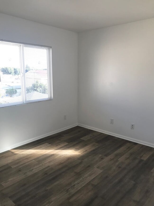 Building Photo - Beautilful Corner Unit Multi-Level Townhou...