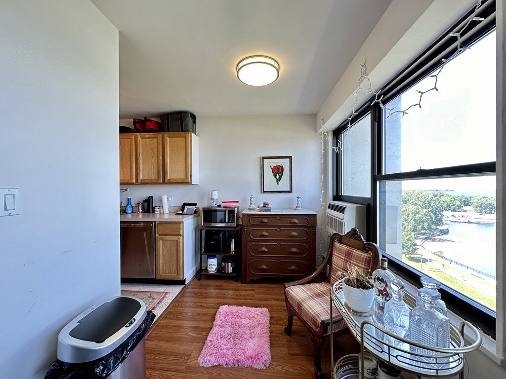 Building Photo - 546 W Hawthorne Pl