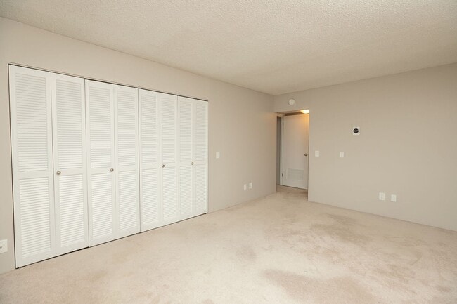 Building Photo - FALL RENT SAVINGS! Unbeatable Views, Ample...