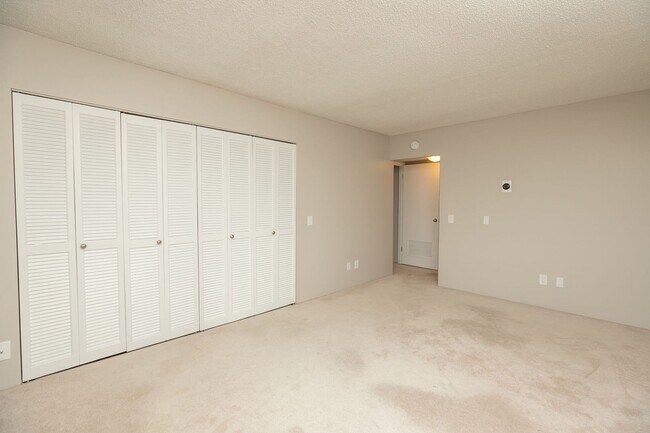 Building Photo - Unbeatable Views, Ample Amenities, 2 Bed 1...
