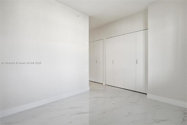 Building Photo - 700 NE 24th St