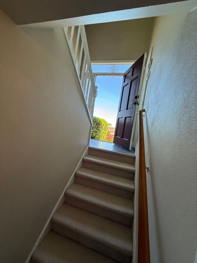Building Photo - Entertainer’s Dream in NE Portland – Fully...