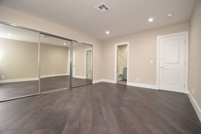 Building Photo - Stunning 2-Bedroom, 2-Bathroom Condo Located at The Lakes!