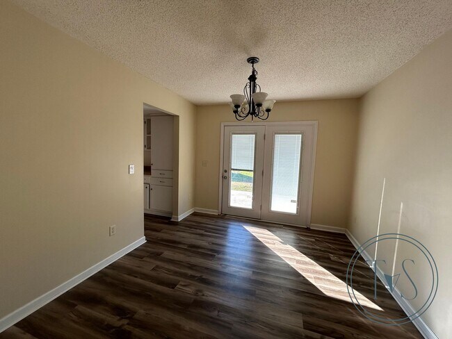 Building Photo - MOVE-IN SPECIAL: $500 OFF 1st MONTH'S RENT!**