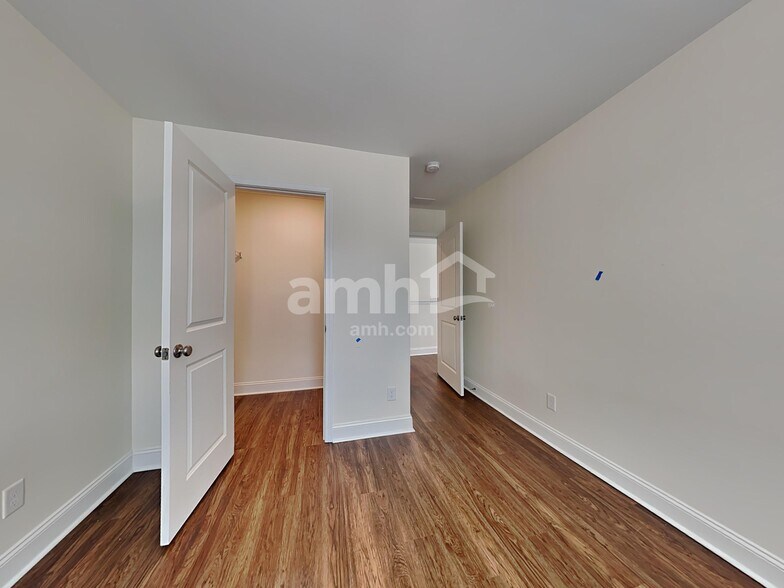 Building Photo - 992 Theodore Rd