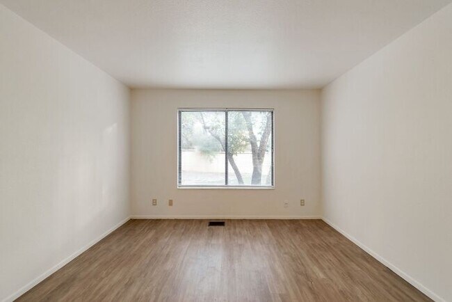 Building Photo - Cozy Midvale Condo - AVAILABLE NOW!