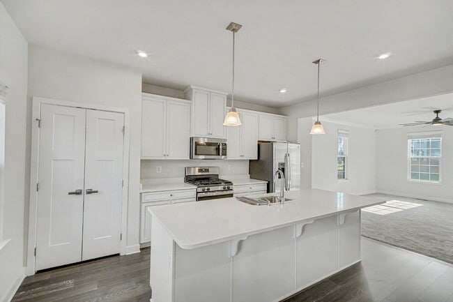 Building Photo - **Special Move-in Offer**  $500 off of the first month's rent.  Exceptional 3-Level Corner Unit T...