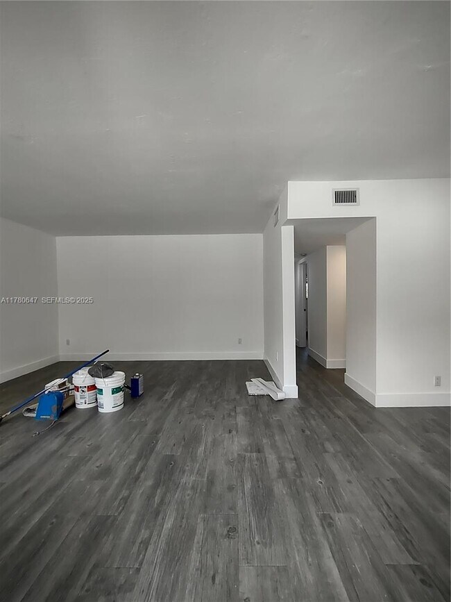 Building Photo - 1895 Venice Park Dr