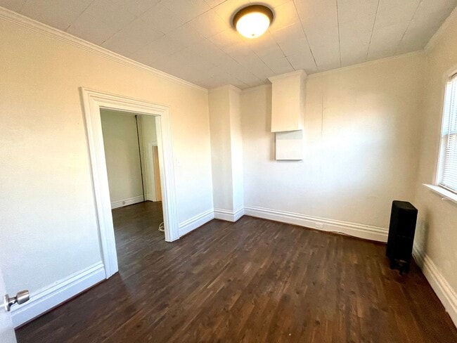 Building Photo - Mt. Washington house, 3 bedroom 2 1/2 bath house with great kitchen, yard, laundry June 1st