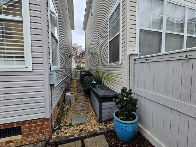 Building Photo - THREE SHIPS LANDING