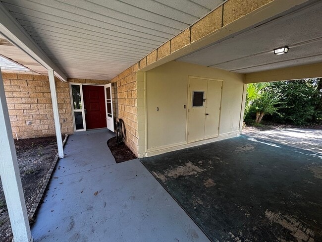 Building Photo - 2/2 Home in Silver Springs Shores