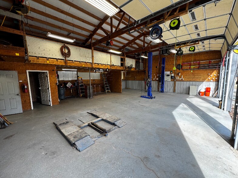 Building Photo - 791 Canterbury St