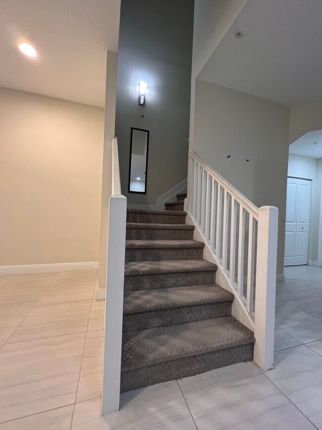 Building Photo - Beautiful 3 Bedroom Townhome in Centra Falls West