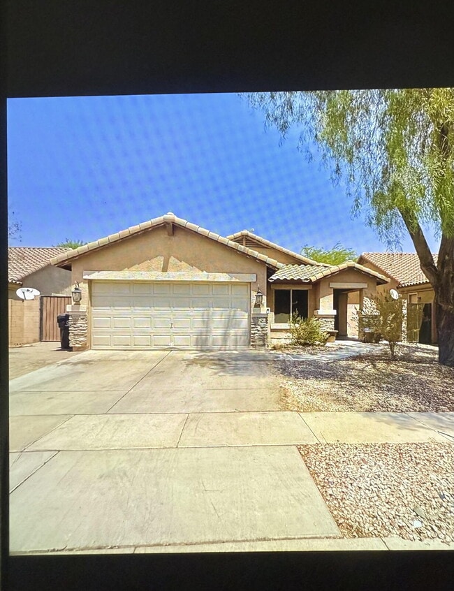 Building Photo - Beautiful Single-Level 3-Bedroom with Priv...