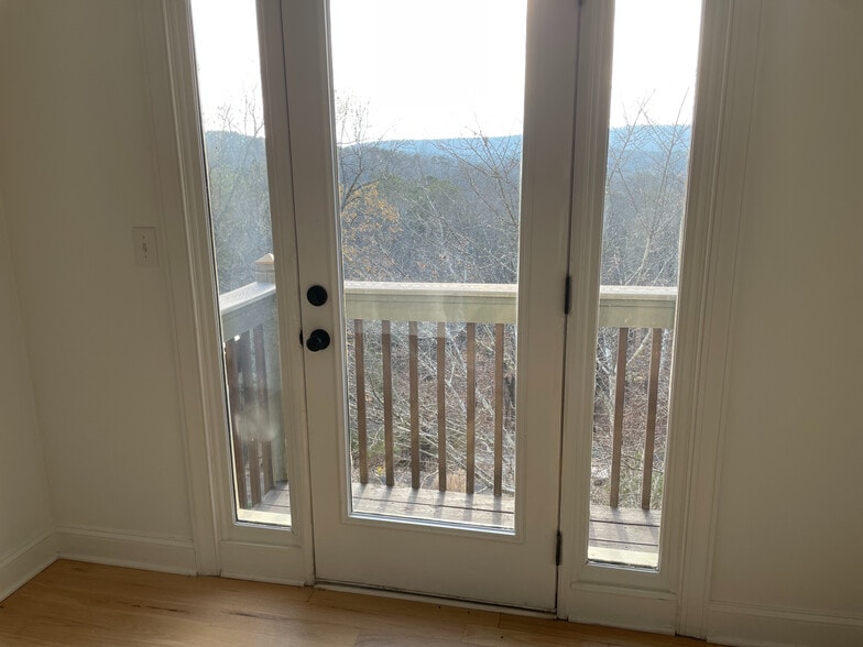 Building Photo - Room in House on Hillside Dr