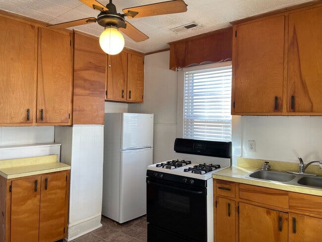 Building Photo - Charming older home close to downtown!