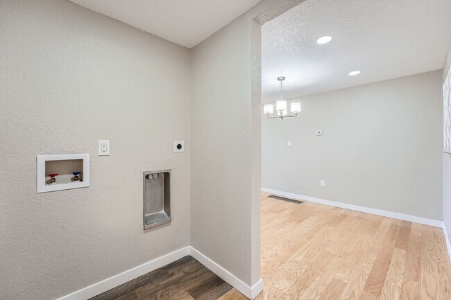 Building Photo - Modern Elegance in West Arvada - Your Drea...
