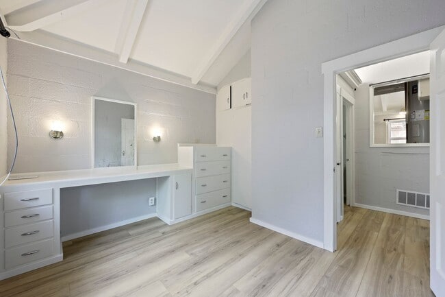 Building Photo - MOVE IN READY! A/C home with 2 bed, 1 bath...