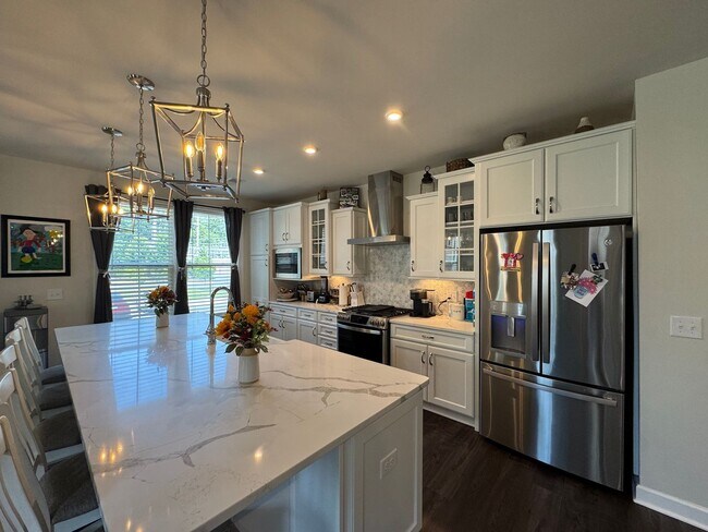 Building Photo - Stylish 2 Bed 2 Bath Condo With Den & Balc...