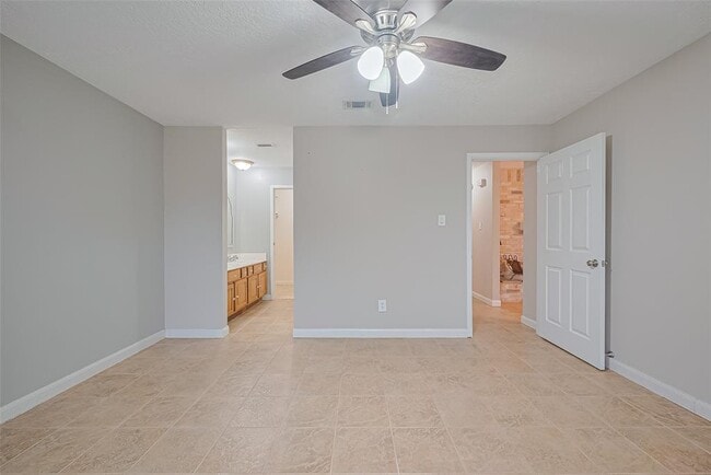 Building Photo - 10015 Sageyork Dr